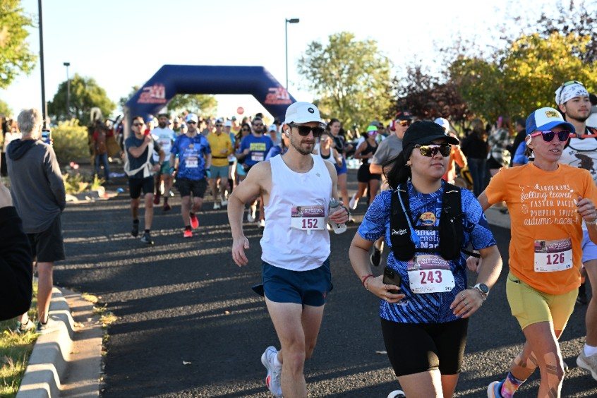 Runners pouring through the start arch